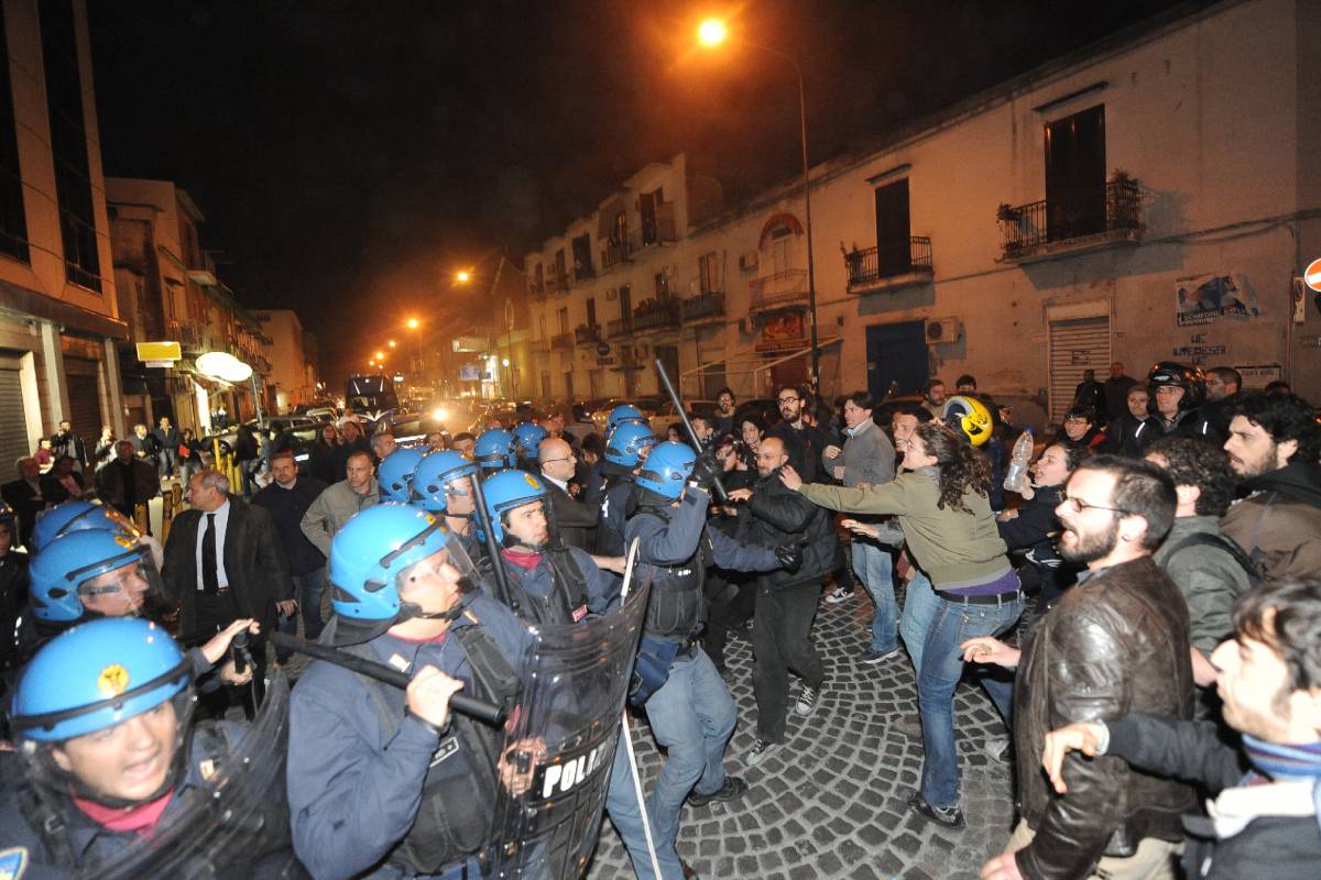 Napoli, scontri fra polizia e manifestanti per non far trasferire 9 clandestini