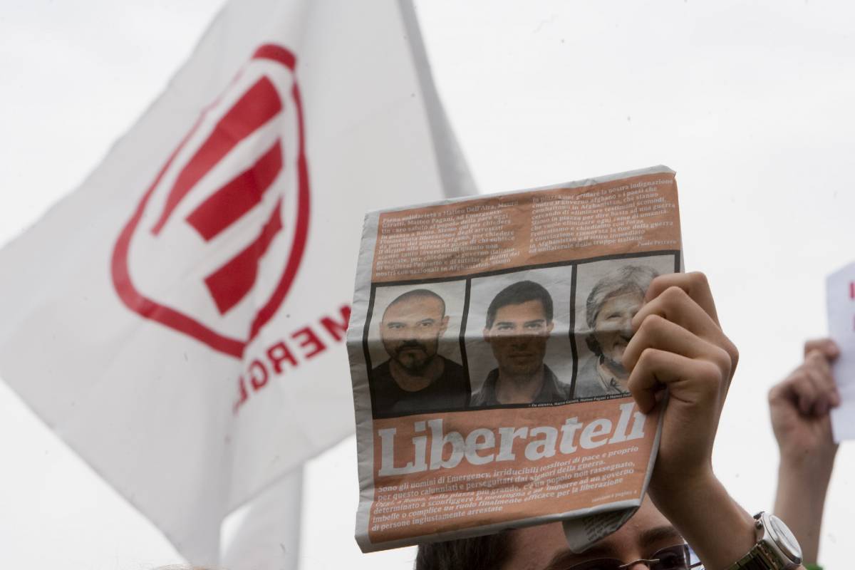 Emergency va in piazza: "Liberate i tre italiani" 
Strada: "Dietro questa storia un gioco sporco"