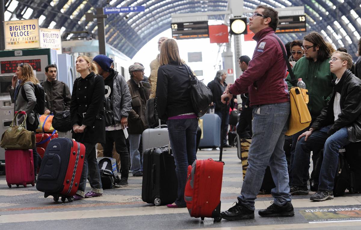 Stazione Centrale: bivacchi e code, 
treni intasati fino a giovedì