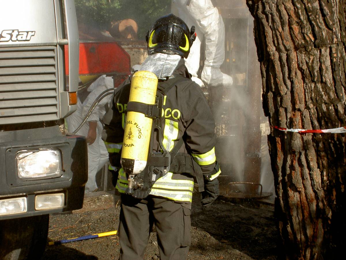 Uomo chiuso nel garage: 
"Mi faccio saltare in aria" 
I vigili evacuano il palazzo