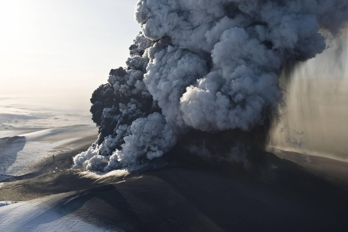 Islanda, vetro nel motore: paura sul caccia Nato