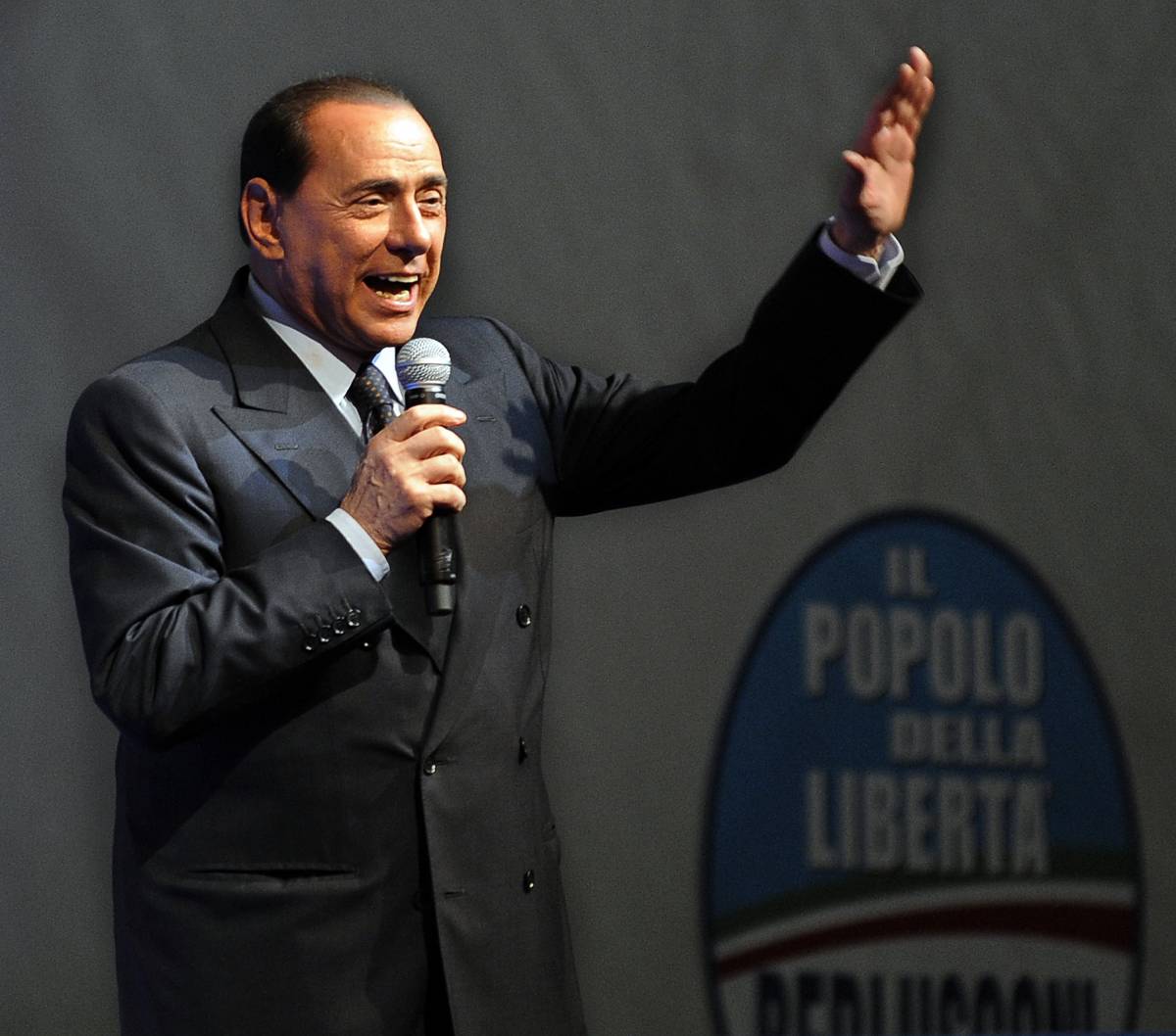 Scontro con Fini, Berlusconi va avanti: 
"Un nuovo predellino? Buona la prima"