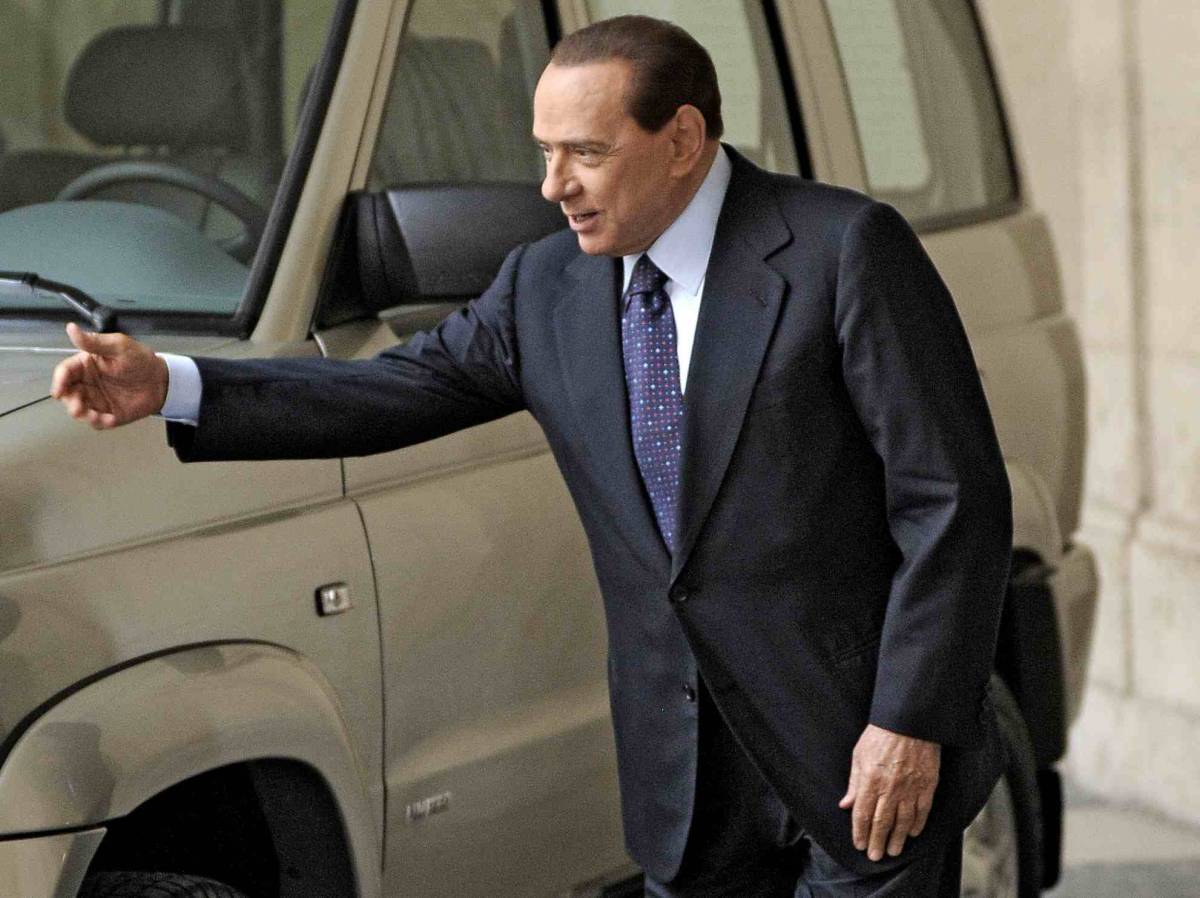 Berlusconi: "Ora Fini farà il guastatore" 
L'arma segreta del Cavaliere: le elezioni