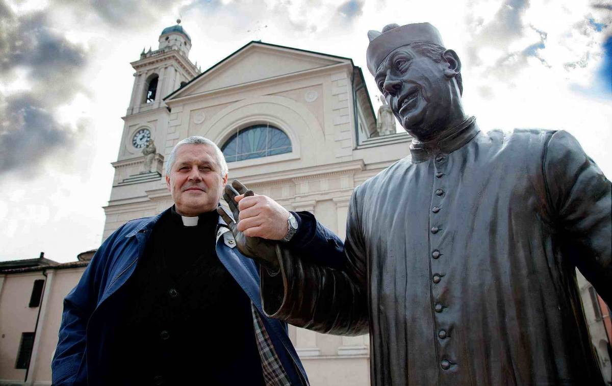 C'è un prete in piazza San Pietro. Vestito di bianco