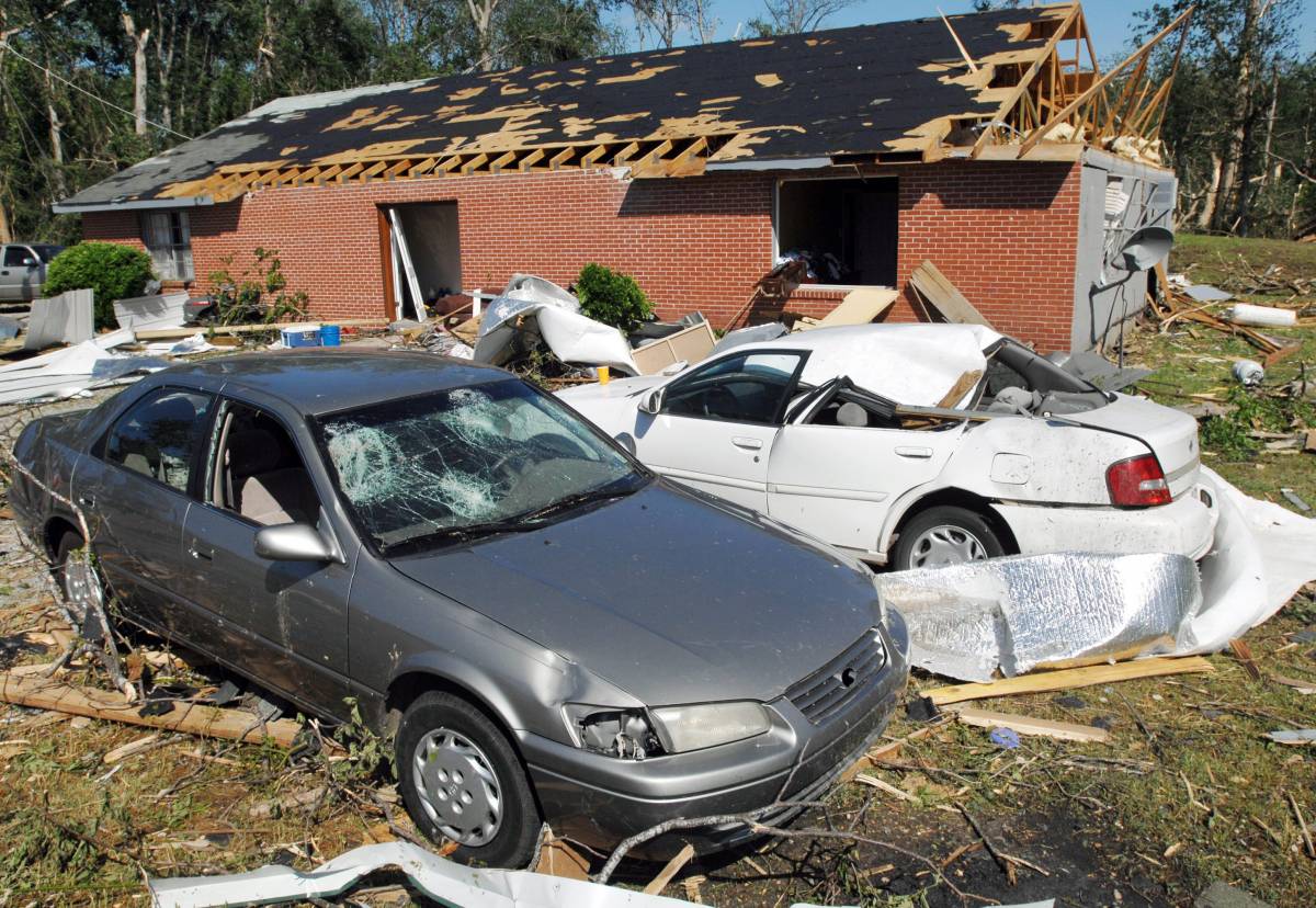 Tornado spazza gli Usa: 10 morti, 3 sono bimbi