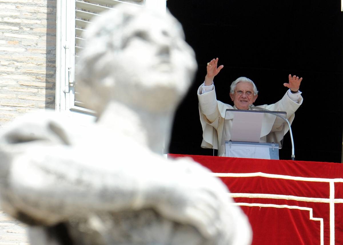 Benedetto XVI: i pastori combattano per difendere il gregge dal male