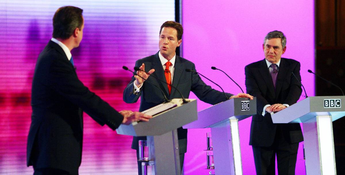 Gb, l'ultimo scontro in tv: 
Cameron convince tutti, 
Economist scarica Brown
