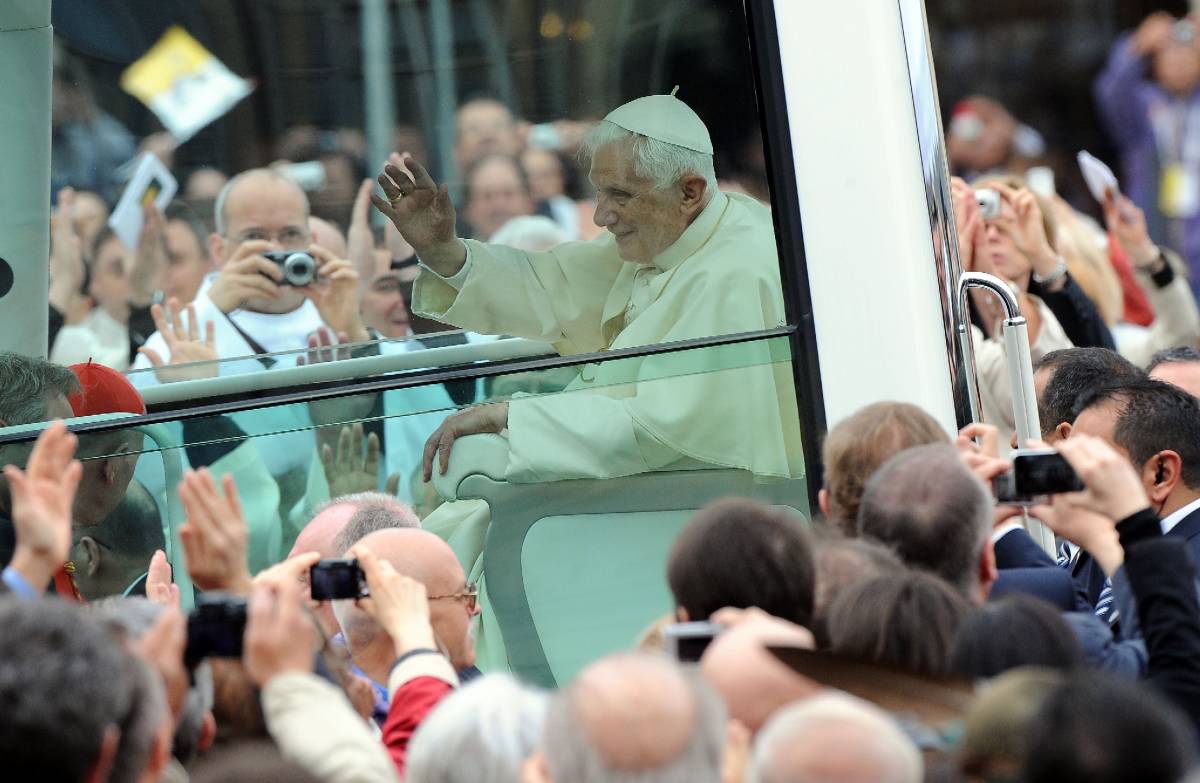 Benedetto XVI a Torino: 
"La Sindone è un simbolo 
dell'umanità oscurata"