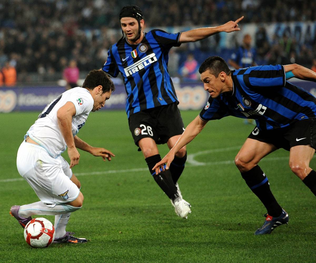 L'Inter stravince: 2-0 con la Lazio 
Torna in testa: scudetto a un passo