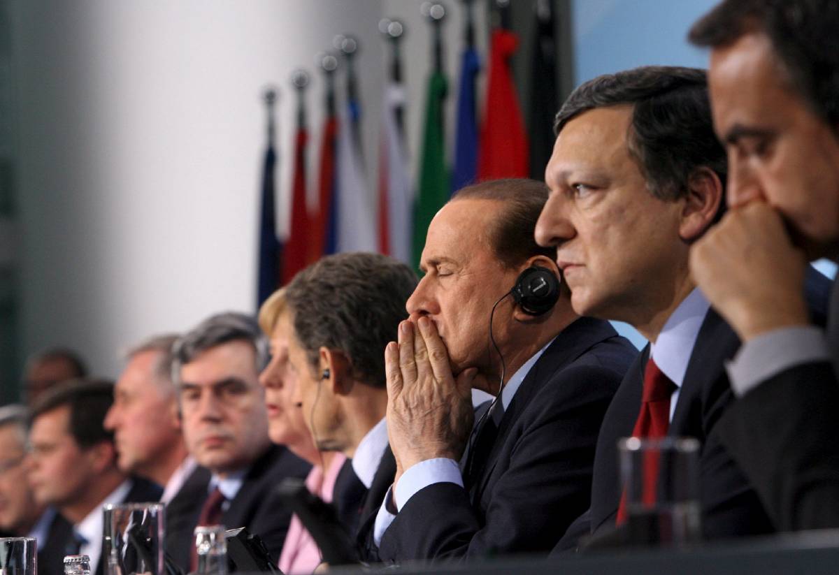 Crollo dei mercati. Vertice a Bruxelles 
Berlusconi ai leader: "Salviamo l’euro"