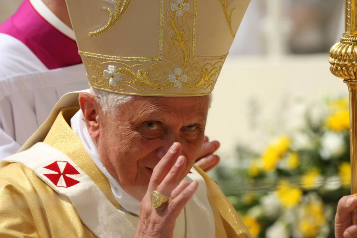 Il Papa: "In Portogallo pregherò 
per la Chiesa, i preti e la pace"