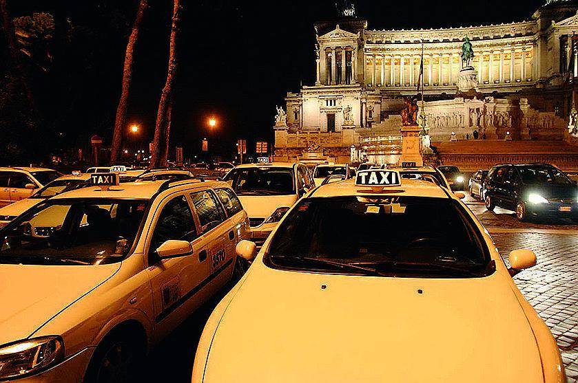 I taxi romani sono sempre più «rosa»: hanno la licenza 463 donne