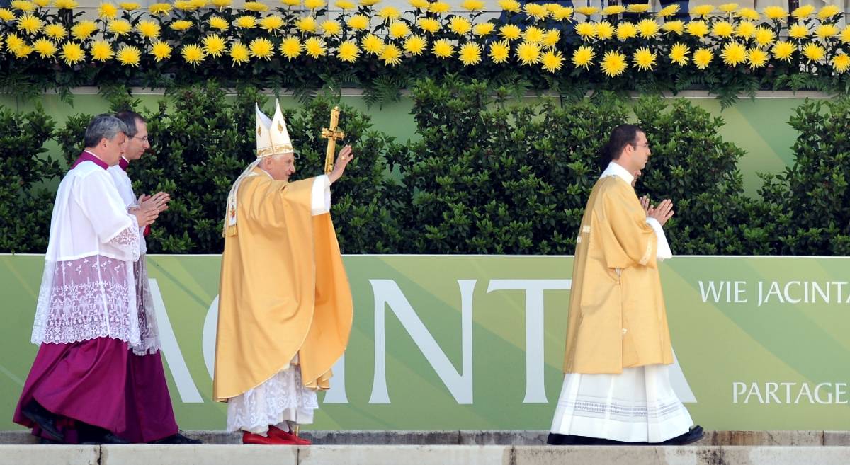 Papa: "Profezia di Fatima 
non si è ancora compiuta 
Ancora guerre e terrore"