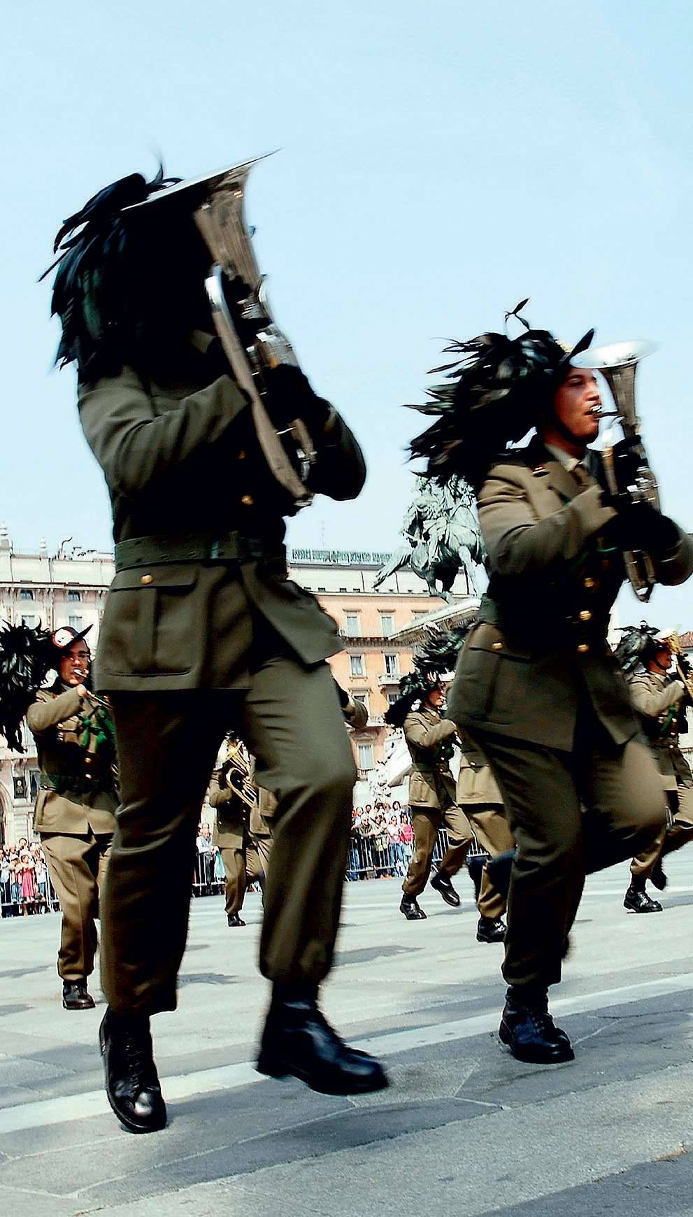 Un tricolore per salutare 100mila bersaglieri