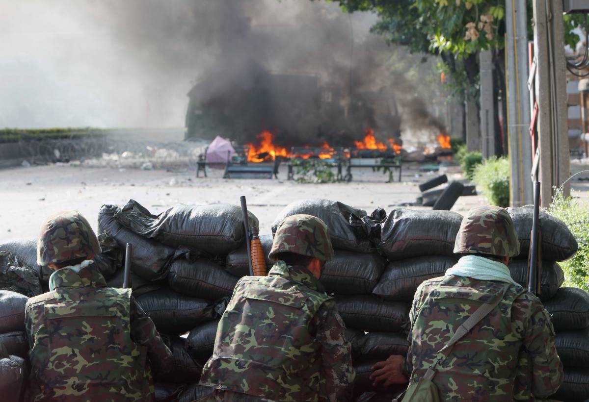 Bangkok, ancora scontri e spari: 7 vittime 
I rossi: pronti a negoziati, anche con l'Onu