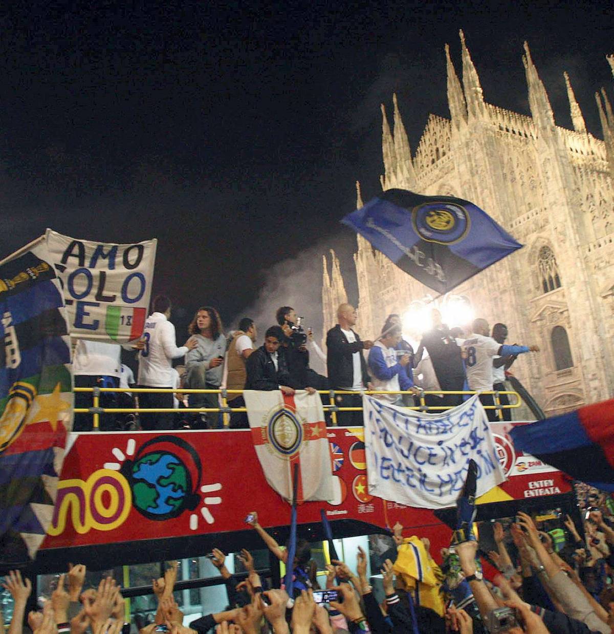 Nerazzurri in Duomo 
celebrano il trionfo 
Striscioni anti Totti