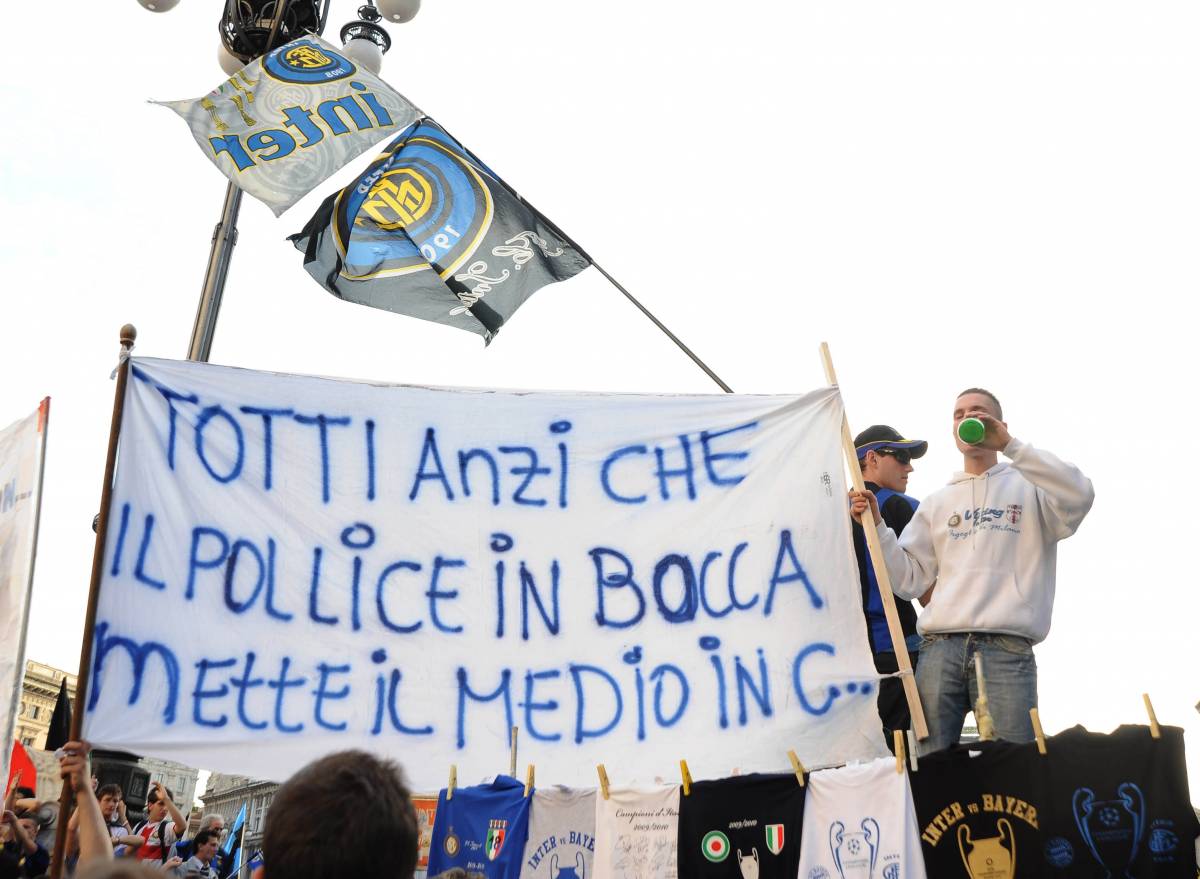 Sul bus nerazzurro striscione contro Totti