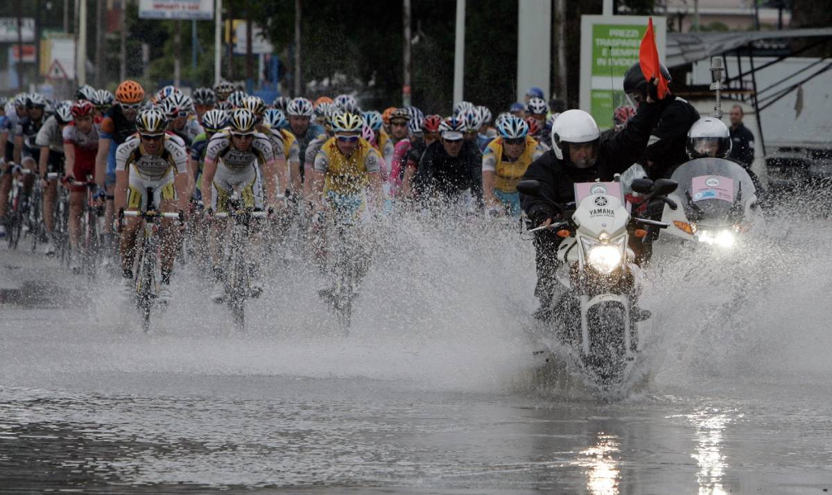 Il Giro "sfida" il diluvio 
E Goss vince la tappa