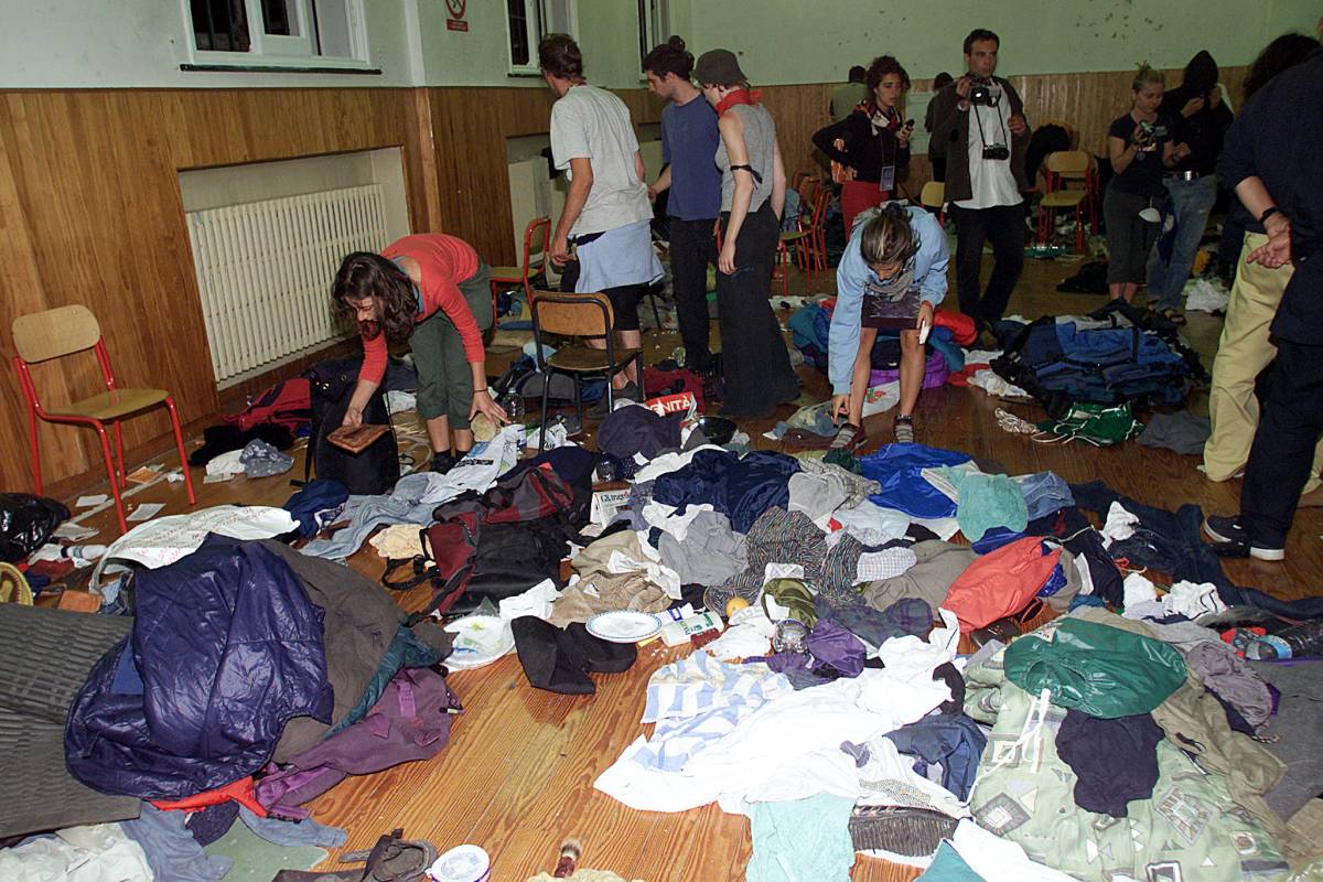G8, polizia condannata per irruzione alla Diaz 
Ma il Viminale ribadisce la fiducia agli agenti