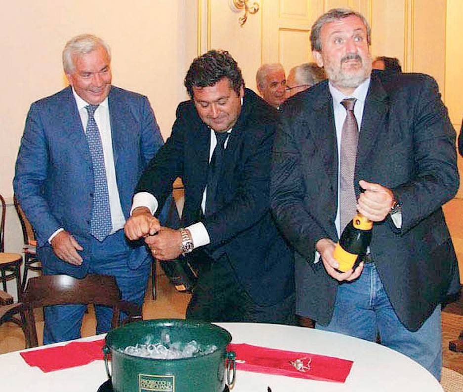 Champagne, brindisi tra la sinistra e la cricca