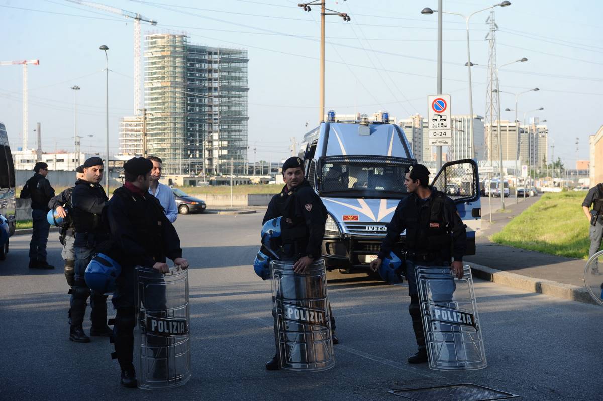 Sassi contro la polizia 
e auto incendiate vicino 
al campo di Triboniano