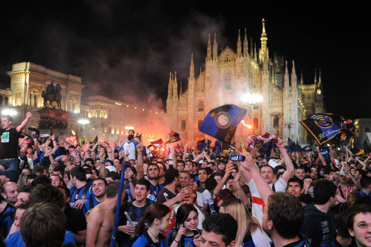 "Campioni...", a Milano esplode la movida. Alba di festa a San Siro