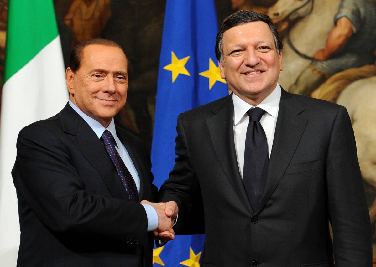 Crisi, Tremonti: "Tornante della storia" 
Ue promuove l'Italia: giusta direzione