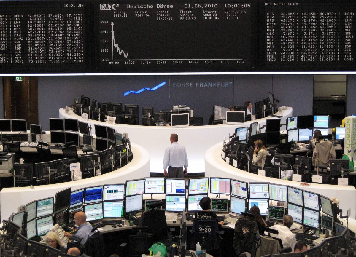 Borse ancora in affanno: 
Piazza Affari giù del 2% 
L'euro ai minimi da 4 anni