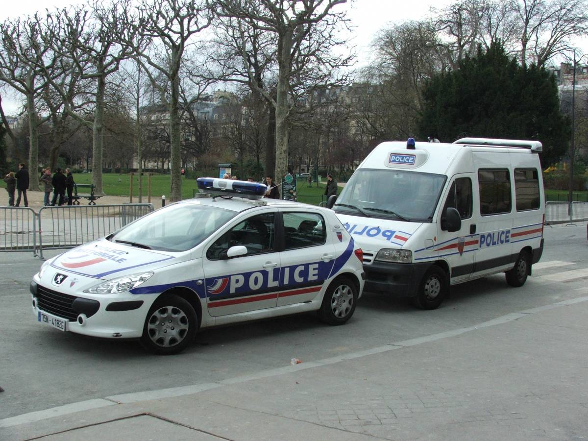 Parigi, muore bambina di 16 mesi: 
lasciato per 4 ore nell'auto al sole