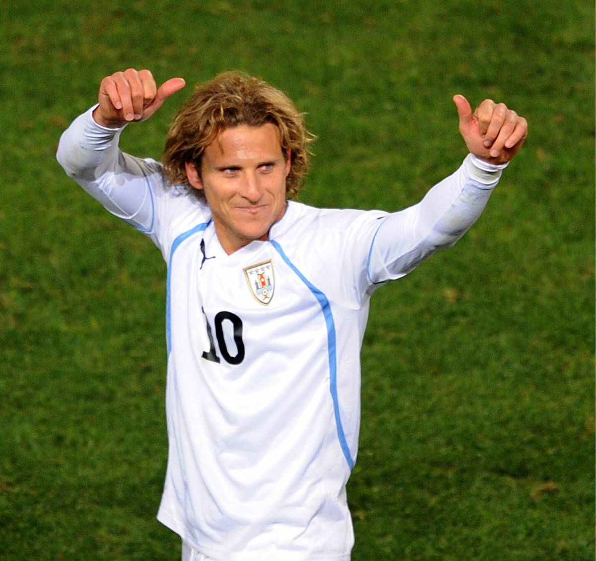 Forlan spegne il sogno del Sudafrica