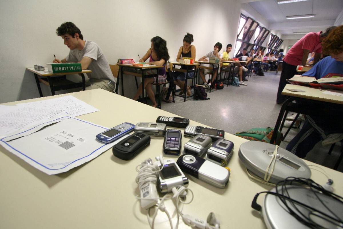 Maturità, tutti i trucchi degli studenti: 
dalla penna video alla felpa bigliettino