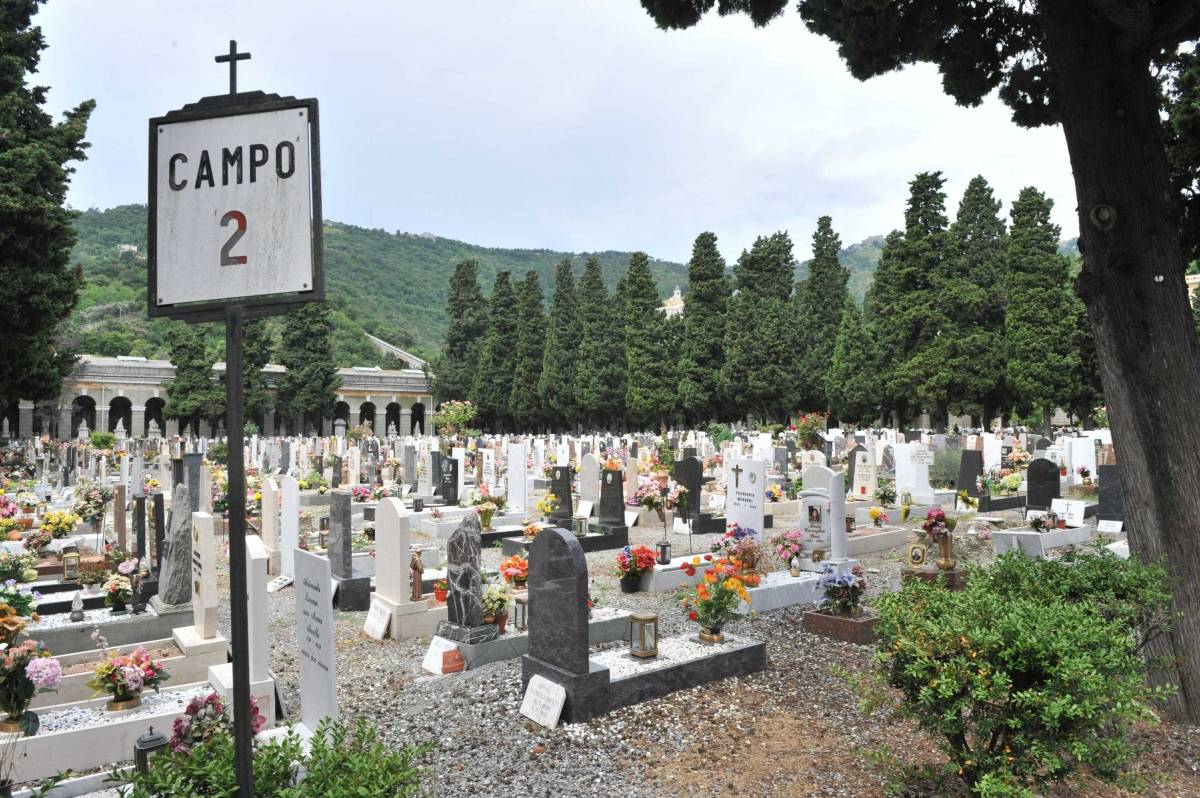 Cimitero dell'orrore: sette in manette 
I tumulatori derubavano i cadaveri