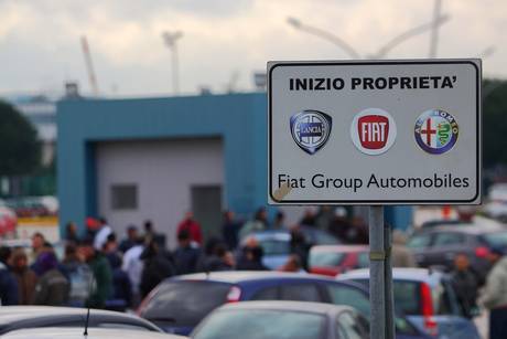 Corteo a Pomigliano:  
in 5mila per il sì a Fiat 
Tensione con i Cobas