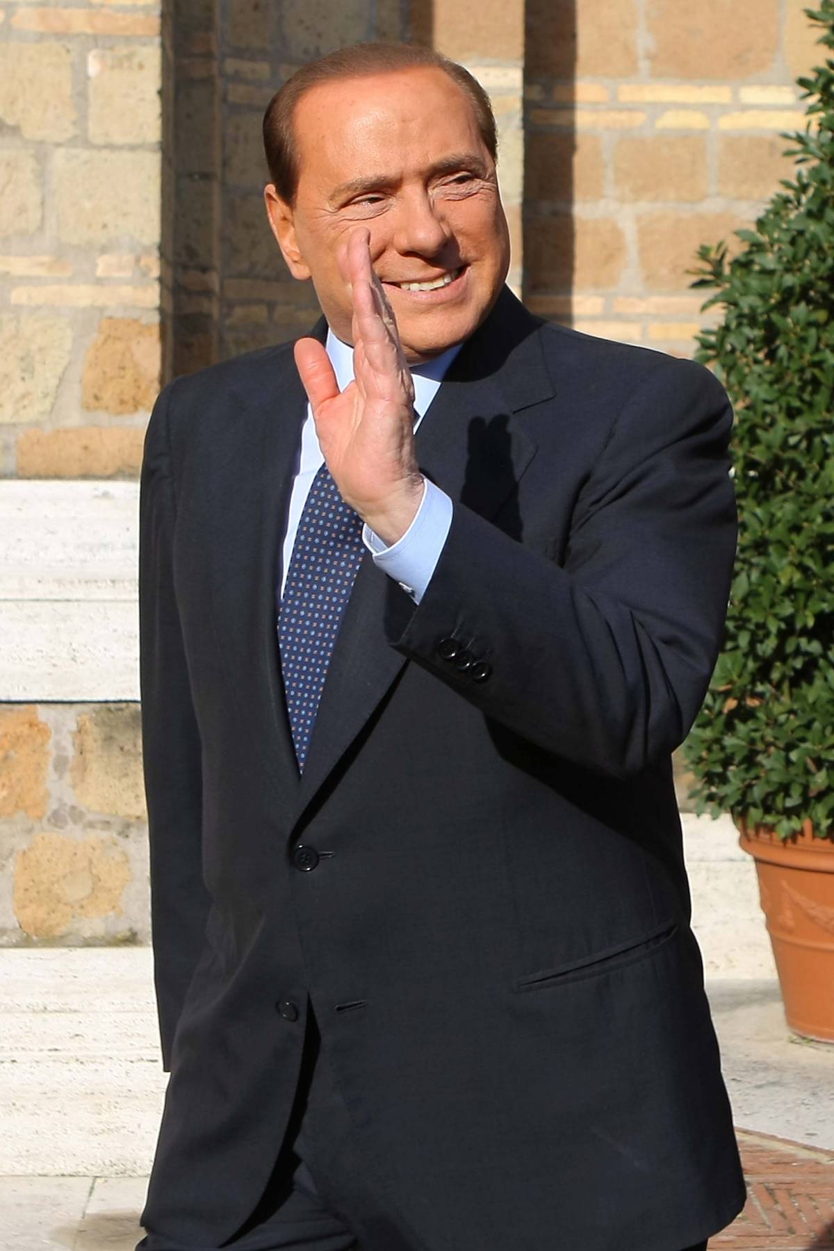 Berlusconi: "Cerchiamo di non farci male in casa 
Nel Pdl niente correnti, l'opposizione non esiste"