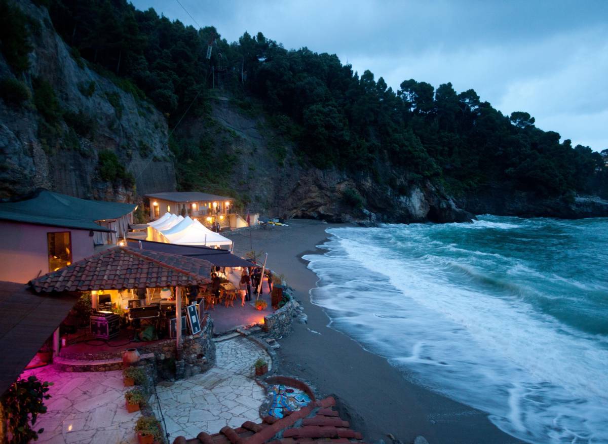 Solo diciannove ombrelloni per godersi le onde di Tellaro