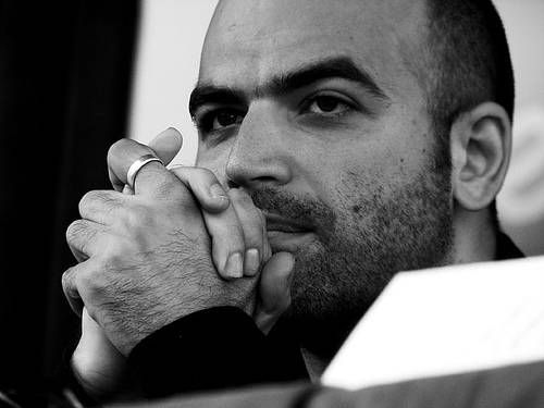 Saviano martire per Max: 
la finta morte in copertina 
Lui: "Cinica speculazione"