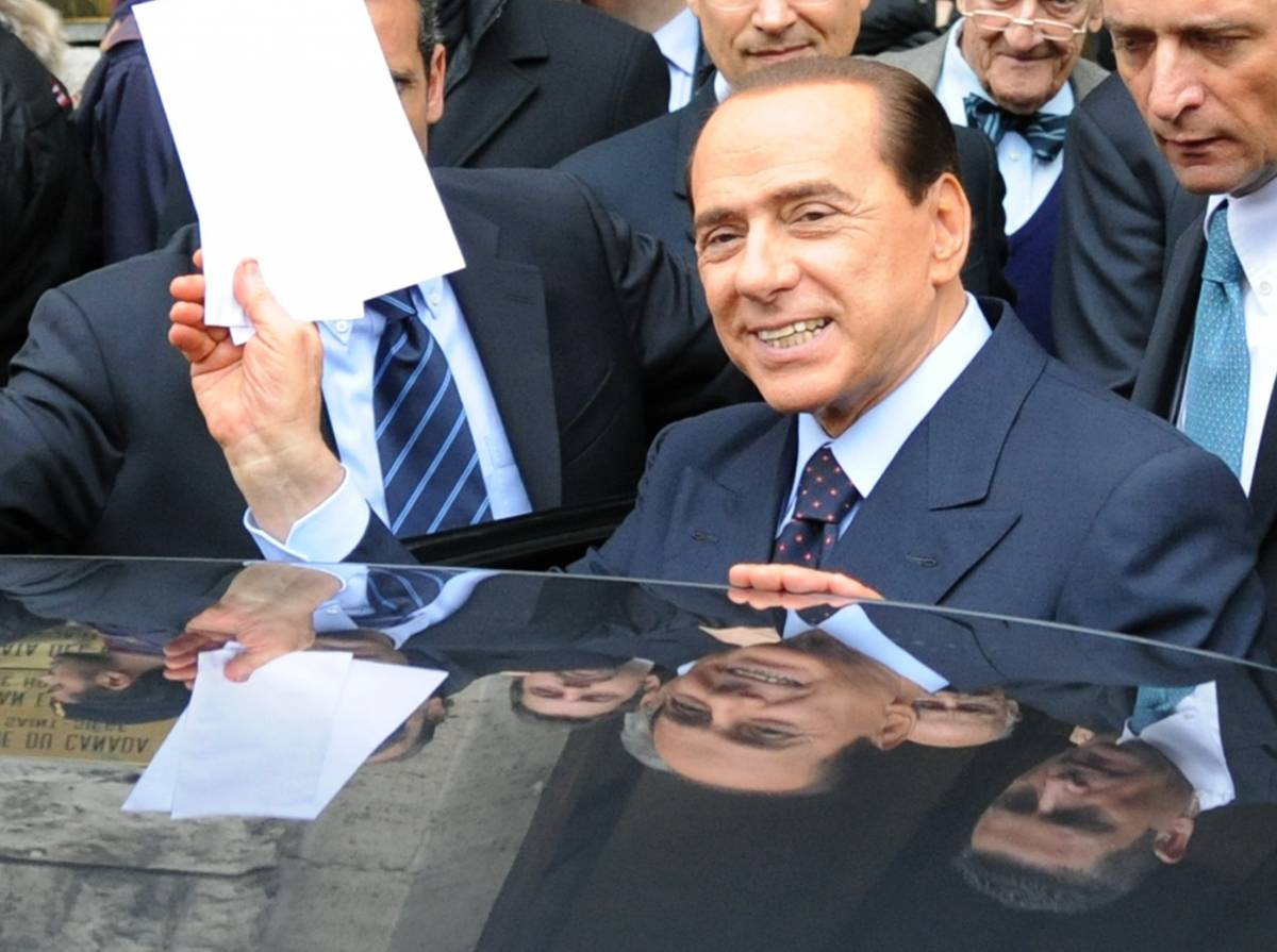 Berlusconi: dai pm di sinistra attacchi infondati 
E sul Pdl "Darò battaglia a chi vuole sfasciarlo"