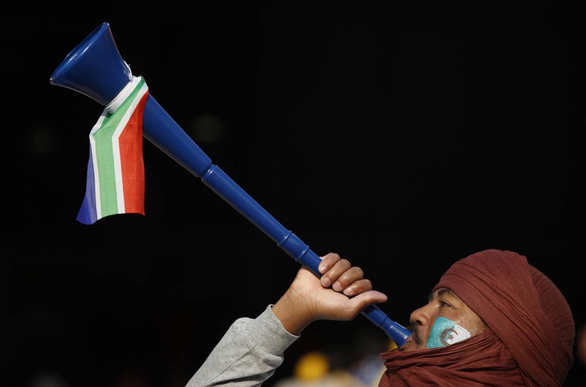 Pazzo mondiale: le vuvuzela diventano azzurre e preservativi ti fanno viola