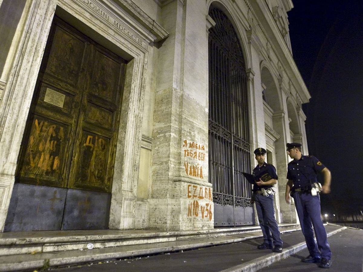 Atti di teppismo a Roma: 
ingiurie contro il Papa 
lungo tutta la Scala Santa