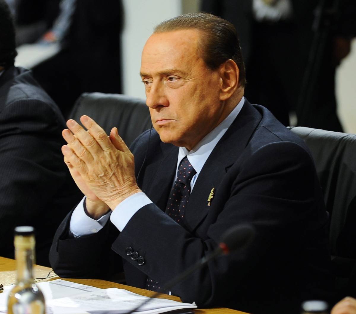 "Ghe pensi mi", la nuova strategia di Berlusconi: 
ultimatum a Fini, via Brancher, pace con il Colle