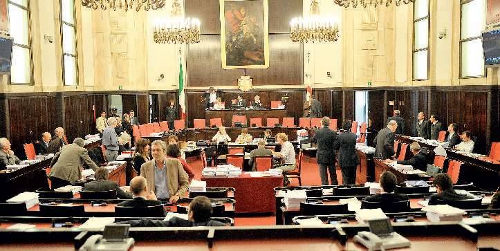 Comune, fuga dall’aula 
Ma destra e sinistra 
incassano il gettone