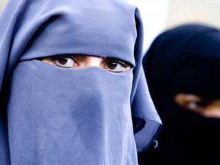 Burqa vietato per motivi di sicurezza 
"Indossarlo non è obbligo religioso"