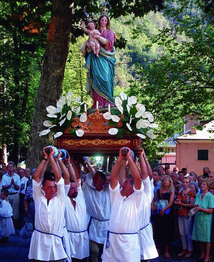 Con la cassa sulle spalle alla festa dell’Acquasanta