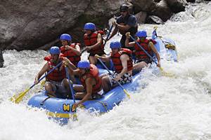 Valle d'Aosta, rafting: 
si ribalta un gommone 
"Salvati i 5 dispersi"