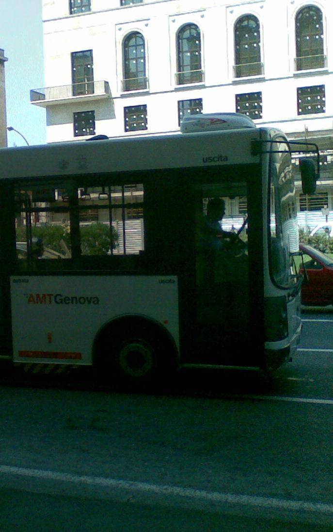 Il bus elettrico esce dal tunnel e appare in città