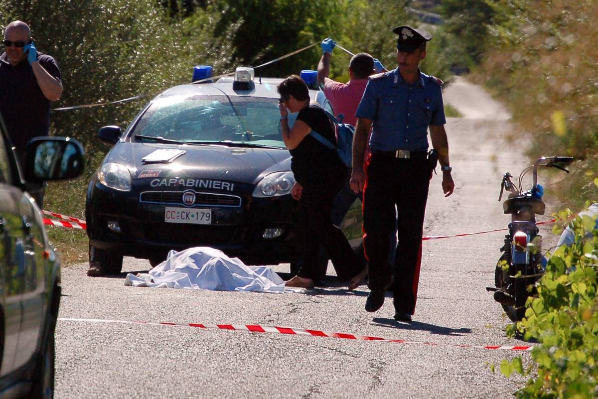 Fugge e accoltella 
due carabinieri 
che sparano: ucciso