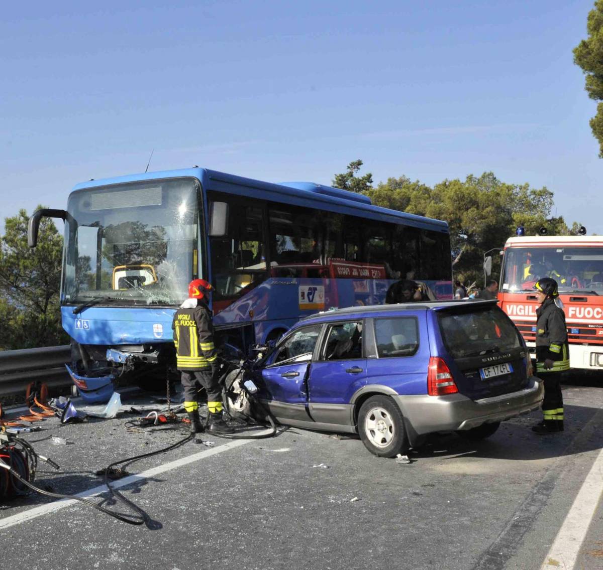 Torna dalla discoteca e muore sotto il pullman