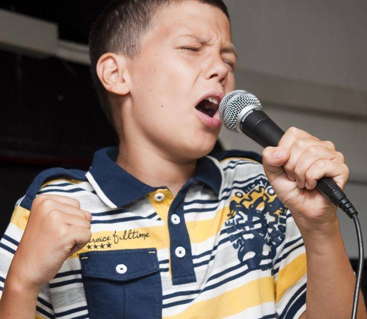 Emanuele, 12 anni, canta i Queen come il suo idolo Freddie Mercury