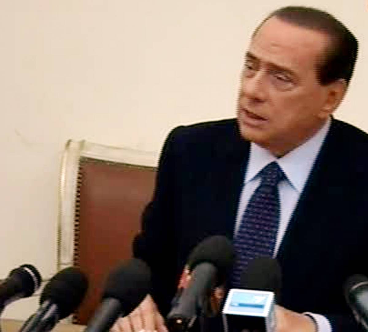 Il premier: "Mi piange il cuore, ma basta con Fini" 
Donna Assunta: "Bravo Silvio, hai fatto bene"