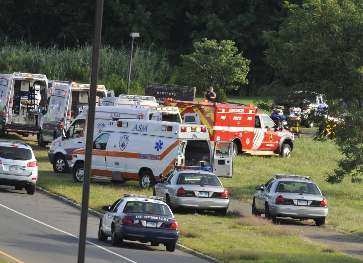 Strage nel Connecticut, l'azienda vuole licenziarlo Lui spara: nove le vittime